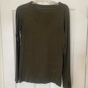 Lulu Rest Less Pullover In Hunter Green